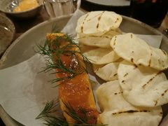 烟熏三文鱼配烤饺子皮和芥末籽酱-BOR Eatery(安福路店)