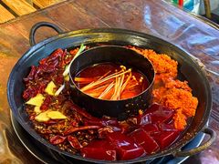 牛油番茄鸳鸯锅-乡当俏老火锅