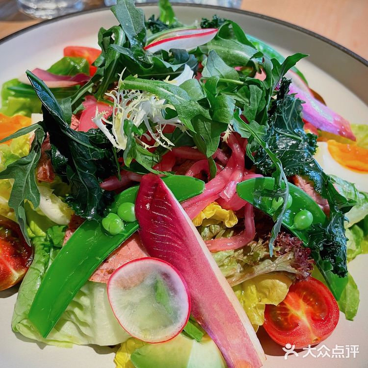 外摆用餐氛围感十足，超级适合约会的西餐厅