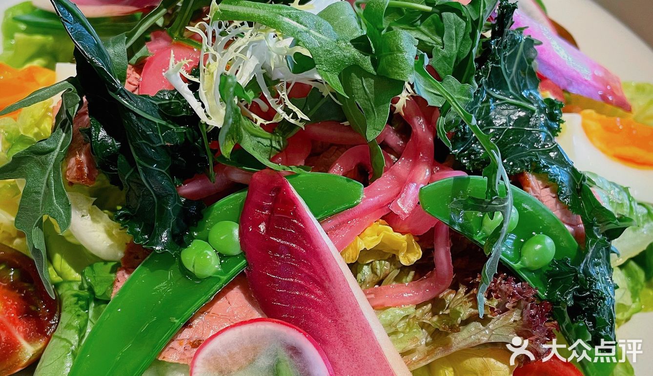 外摆用餐氛围感十足，超级适合约会的西餐厅