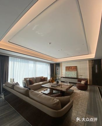 项目坐标：成都 项目面积：350㎡ 用餐区域的大理石