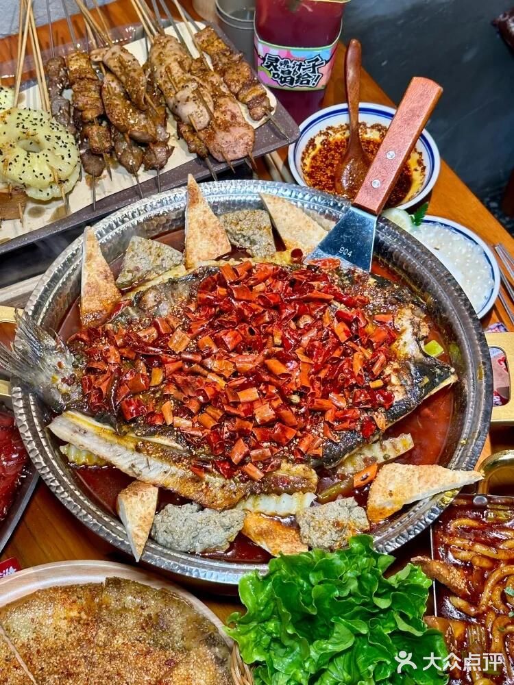 西安排队王空降成都，首家用烤馕坑做烤鱼🤩