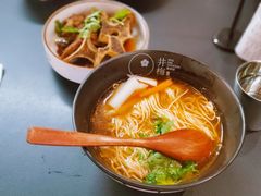 香辣牛骨面-贡梅老面馆·蟹粉面·无锡特色小吃(南长街主推店)