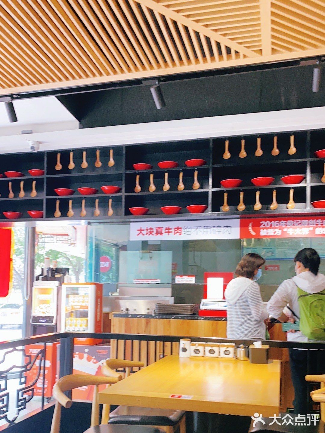 我一个女孩吃了两个牛肉烧饼，冰外酥里嫩
