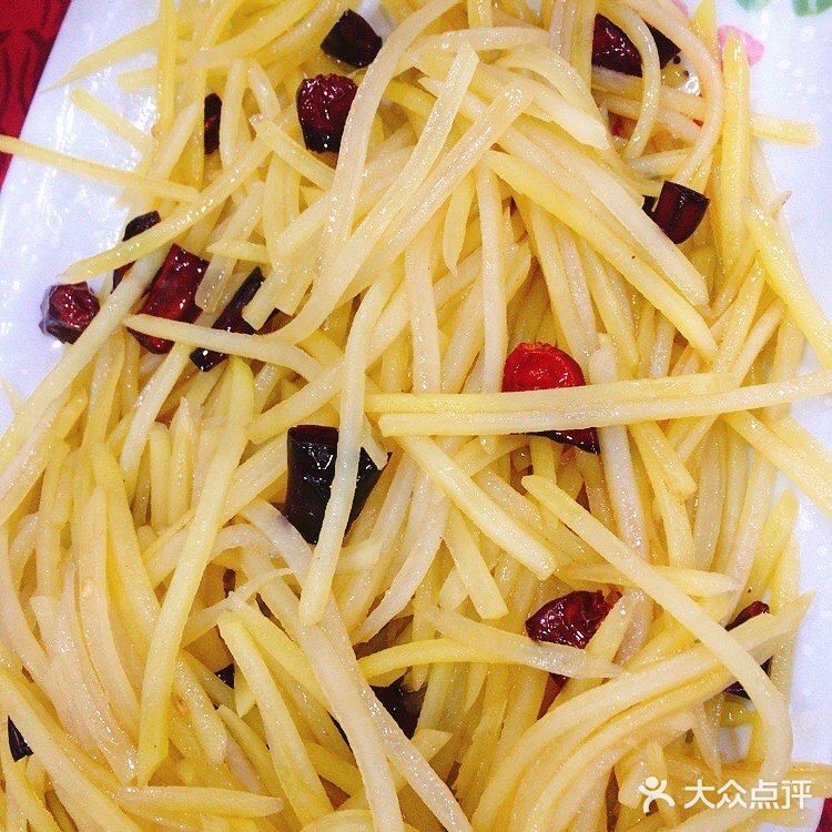 总之都很不错，看到旁边大爷大妈点了一个猪蹄鸡爪的锅