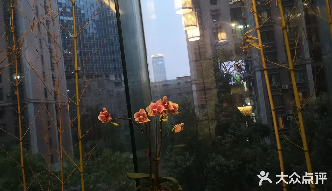 上次做的是吧台，这回做的是包厢