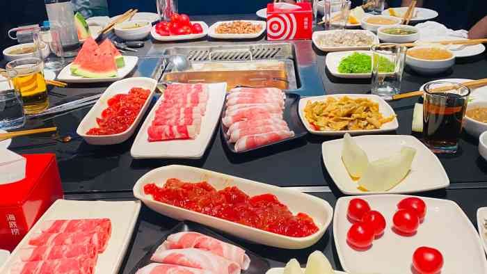 海底捞火锅智慧餐厅(中骏世界城店)-"[薄荷]环境:店内投屏各种风格,会