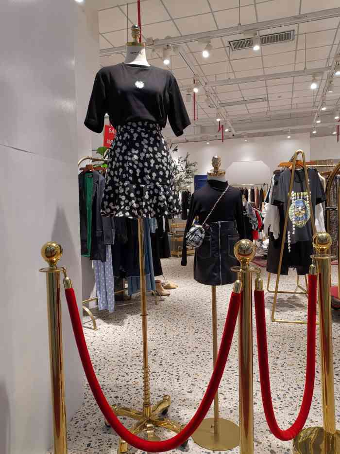 比较特别的服装店,很大,感觉挺舒服的