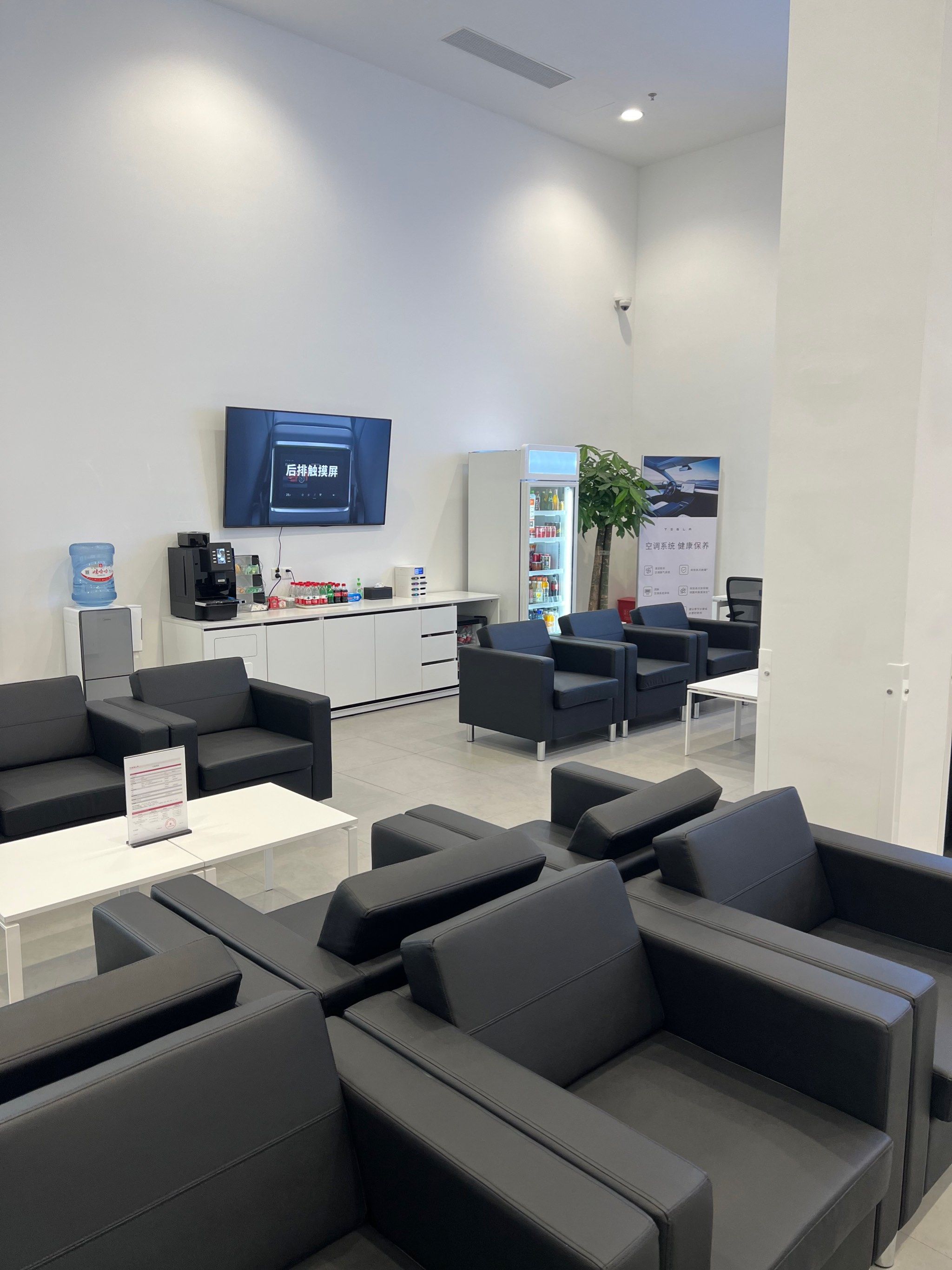 n今天来吴江特斯拉服务中心保养车子,店内干净整洁,休息室还有零食