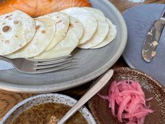 烟熏三文鱼配烤饺子皮和芥末籽酱-BOR Eatery(安福路店)