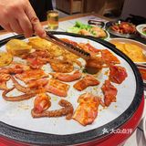 帮忙烤肉的店员也太漂亮了吧💓
