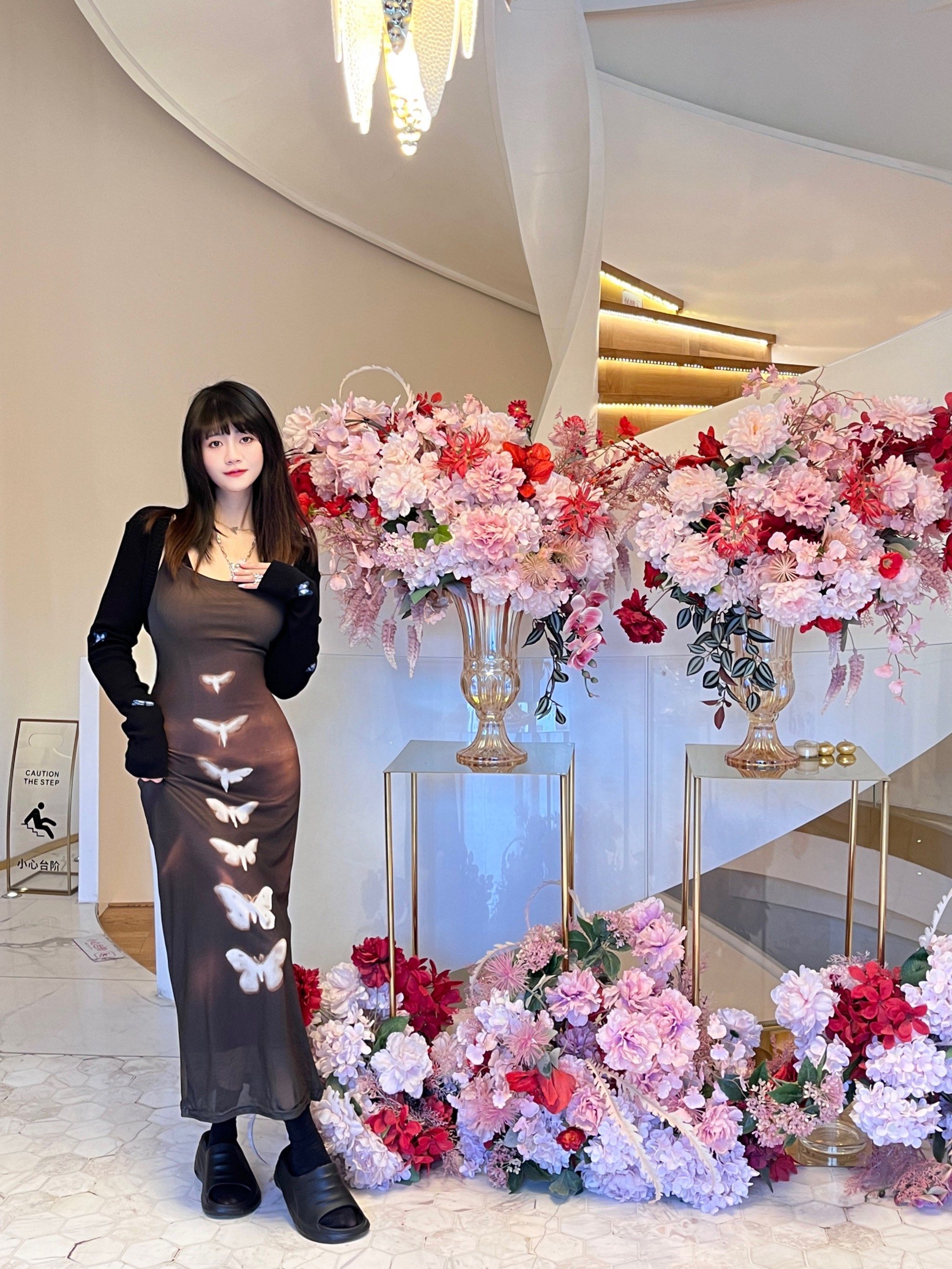 看着镜子里那张"垮掉"的脸,真心想原地大哭,毛孔粗大,皮肤暗沉,好在我