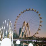 摩天轮下的美妙夜景，让人流连忘返！欢乐港湾商业街开放
