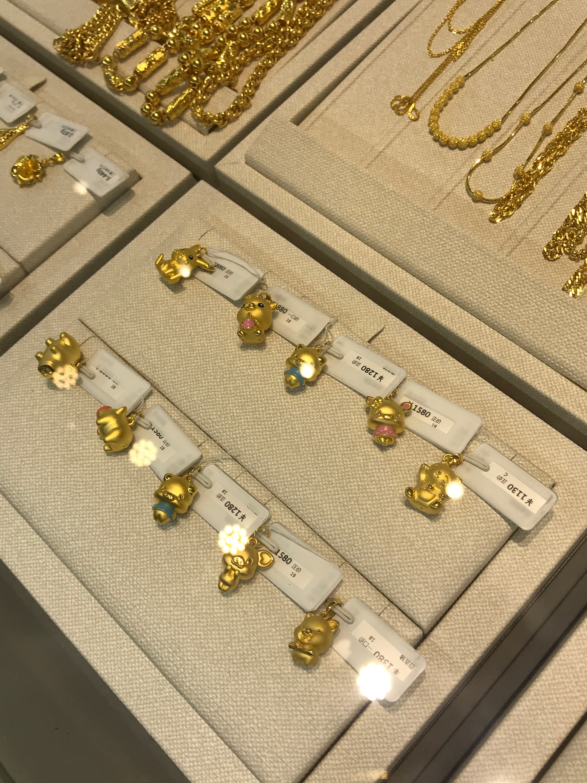 《老牌香港品牌珠宝商》