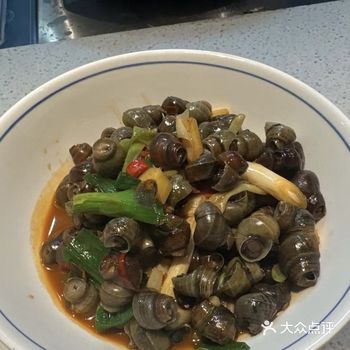 新鲜的黄牛肉改刀切成宽片，然后上浆用菜油和牛油将牛肉