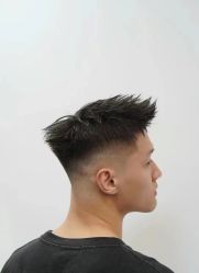 -一家只做男发烫染的店