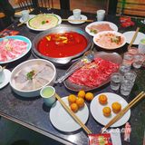 以往都是我请客的。这里的生意是一如既往的好是