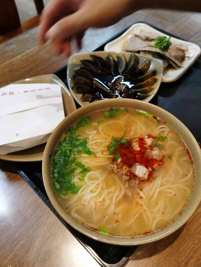 亮亮面馆(经六路店)-"有回忆的亮亮拉面90从上学的时候就一直.