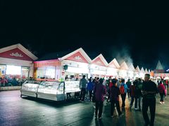 -布尔津河堤夜市