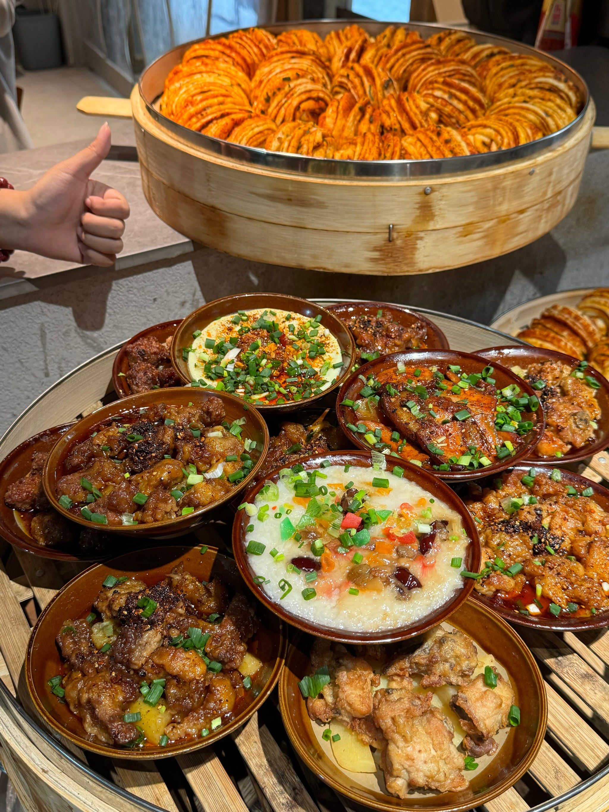 n每次和朋友逛国贸必来!好吃还便宜!
扣碗!花卷!八宝饭!冒菜!