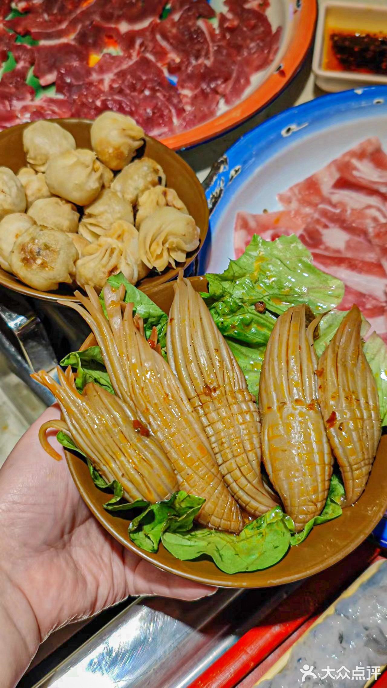 这碗鱿鱼脑花火锅面红油一淋香爆，吃不够