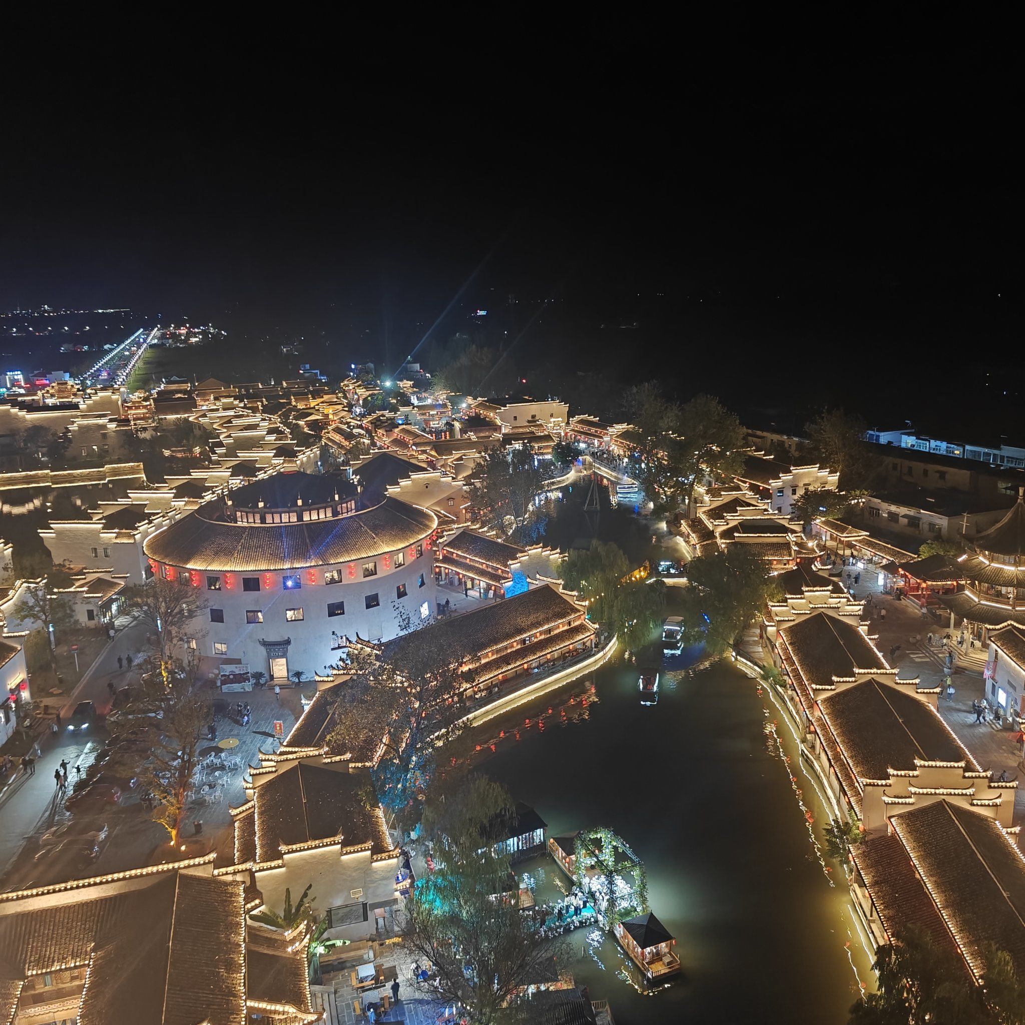 铜陵犁桥水镇,夜景很美,正好碰上打铁花的活动