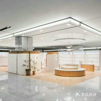 美容店，为了摆脱百货商店的典型布局，试图消除客户对百