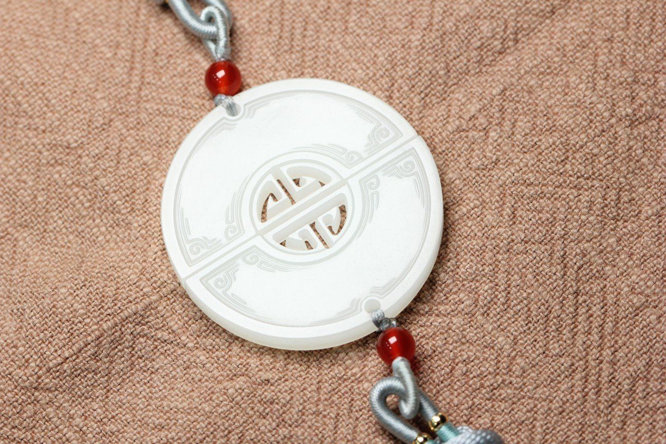 无杂无裂完美,有同料镯心制作,左右对称设计,雕刻龙凤图案,取龙凤呈祥