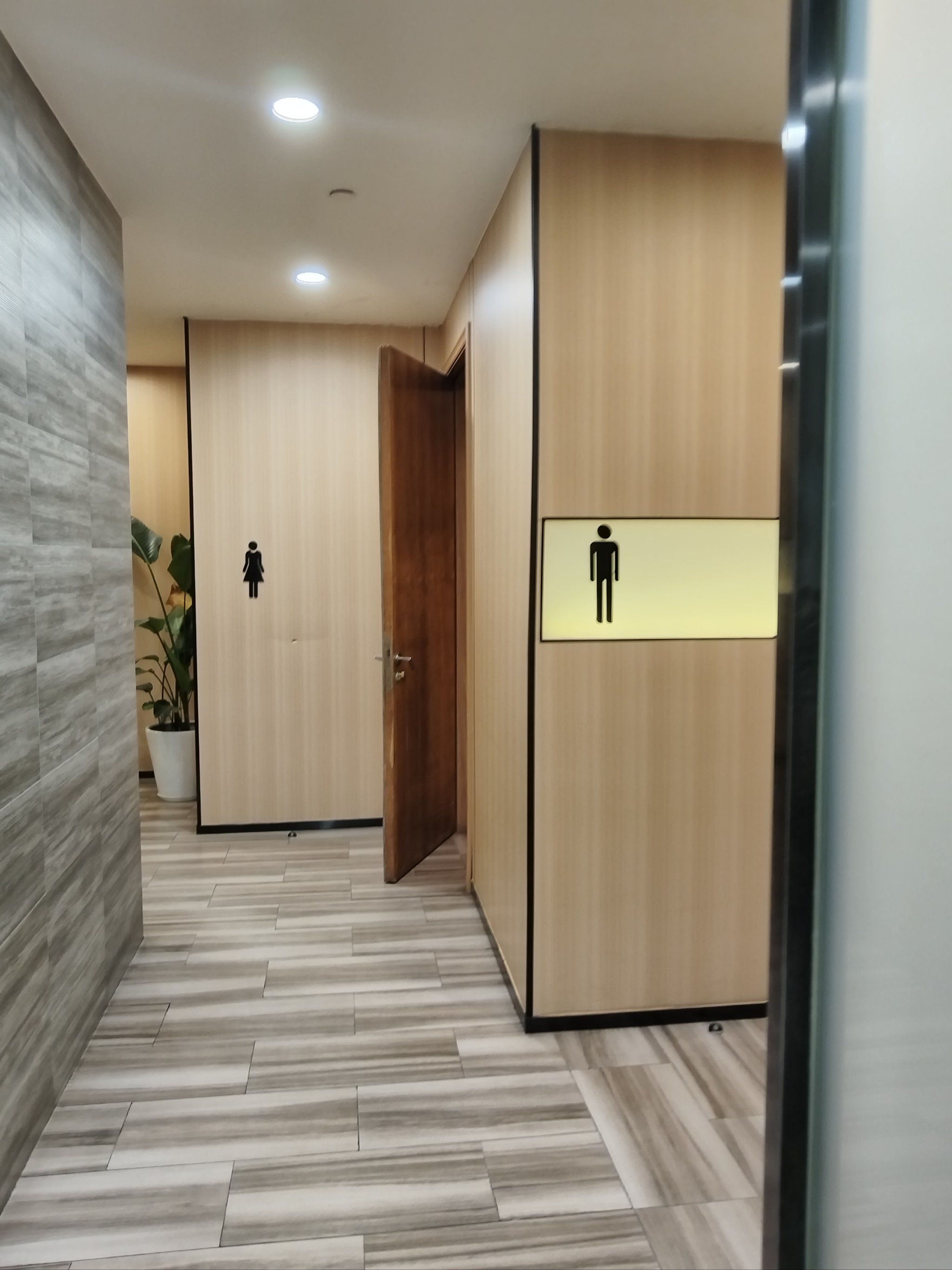 n
卫生间配套情况:
✓引导牌及标识都清楚
✓有分男女