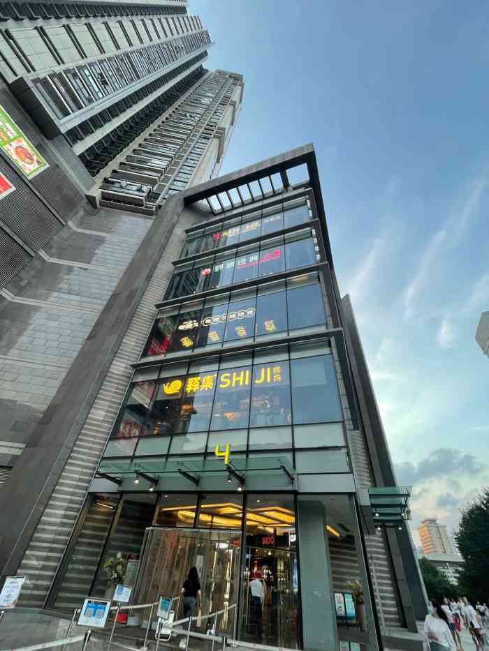 m 购物中心-"来逛过很多次了,就在江汉路步行街靠近循礼.