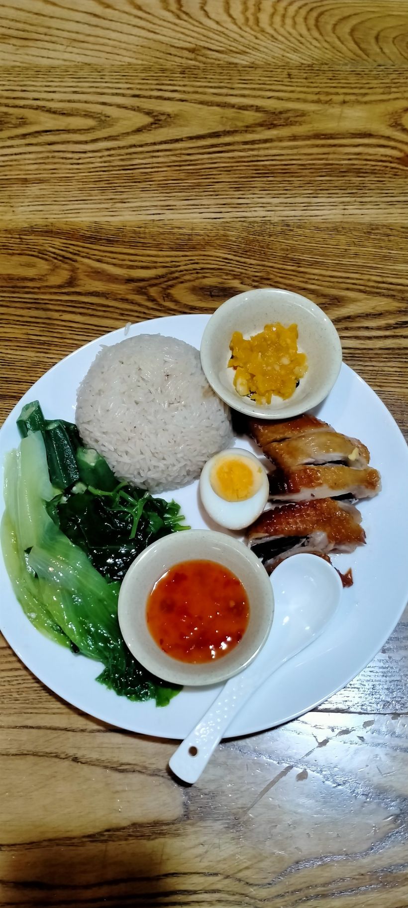 炭火嘉积鸭套饭:套餐量足,搭配一些蔬菜,挺下饭的,食材新鲜,鸭肉香而