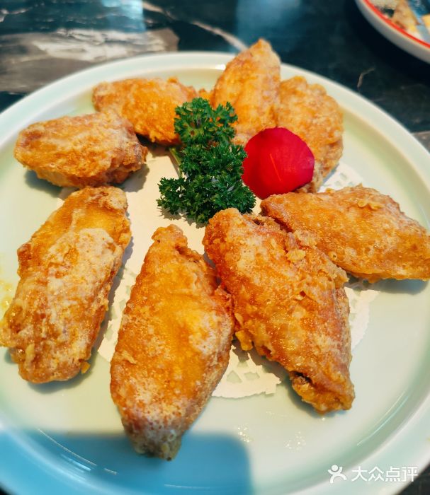 新白鹿餐厅(虹桥南丰城店)蛋黄鸡翅图片
