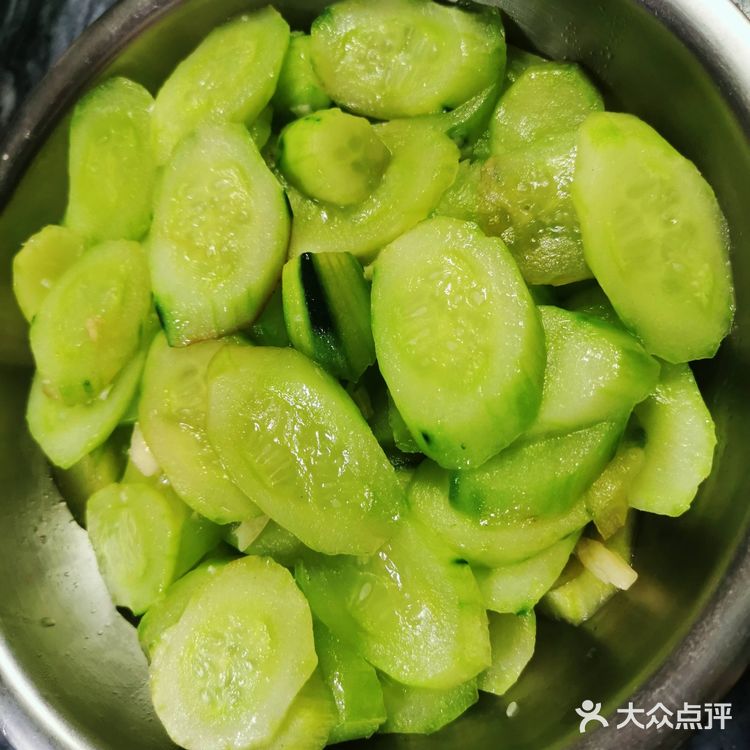 蒜蓉炒青瓜，虽然清淡，但和炎热夏天很配呀！[色]