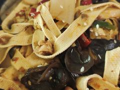 -愉肴麻辣香锅(中山路店)