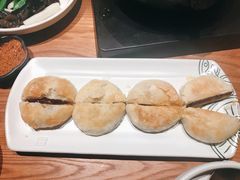 现烤玫瑰鲜花饼-云海肴·汽锅鸡·云南菜(广安门天虹店)