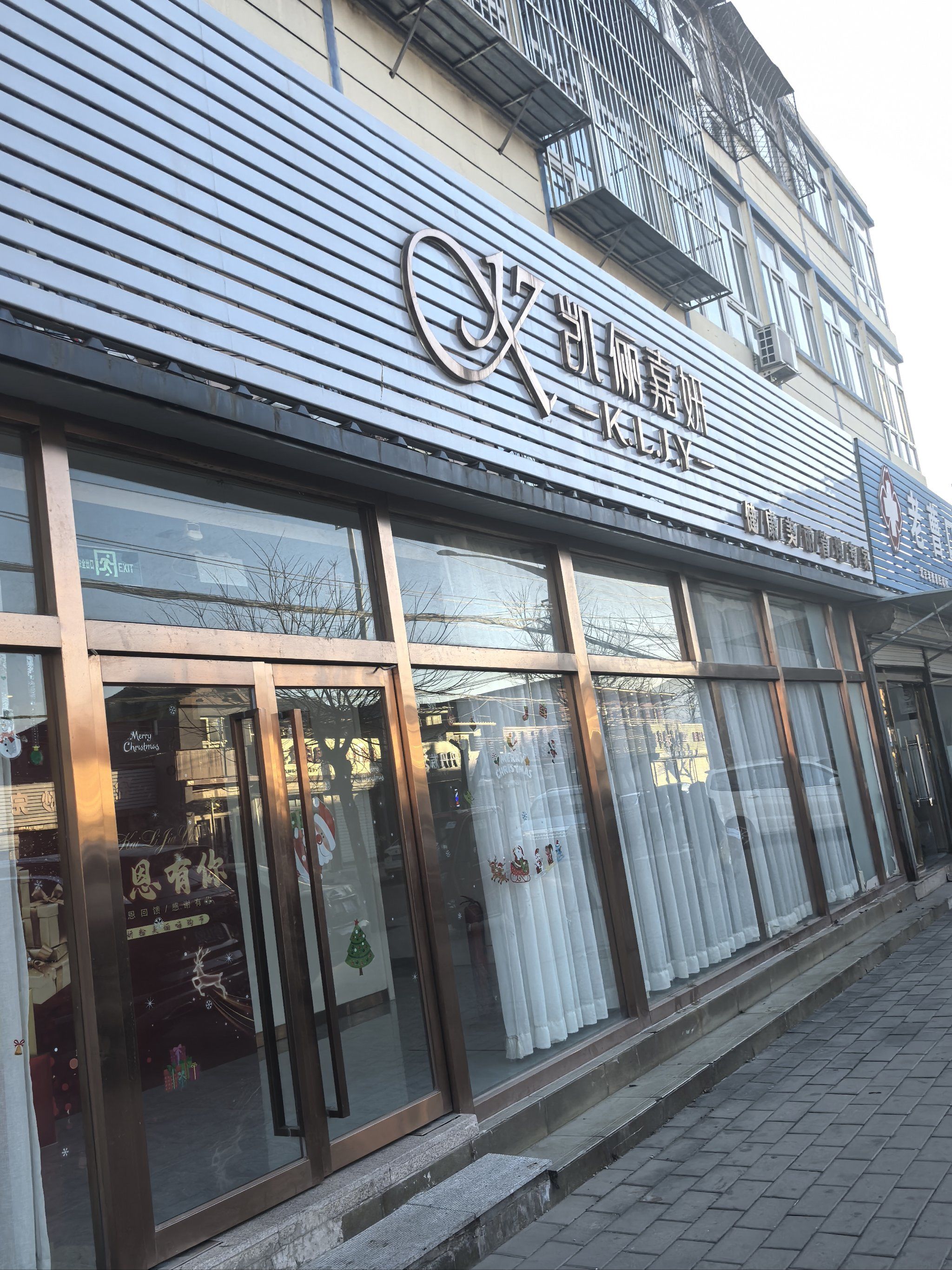 带孩子去参加比赛,回来好累,正好想出去洗个脸,家门口的美容院,第一次