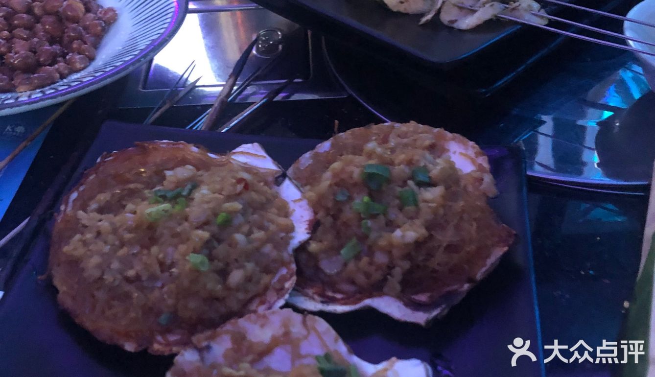 包间最低消费600。可以边吃饭边唱三个小时歌