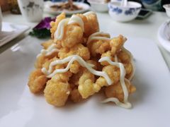 色拉虾球-七的湖·晚芳亭·阳澄湖农家菜·大闸蟹(莲花岛店)