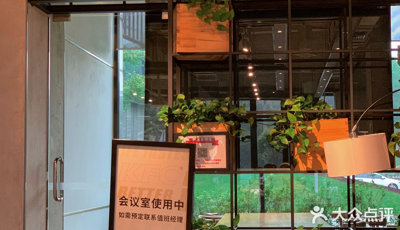 软件园区的KFC，竟然是卷王们的工作下午咖会