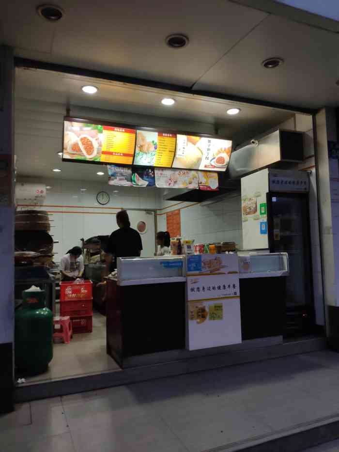 每天早上懒得做早餐的话,直接去他们店里买上一个菜包一个肉包,再加一