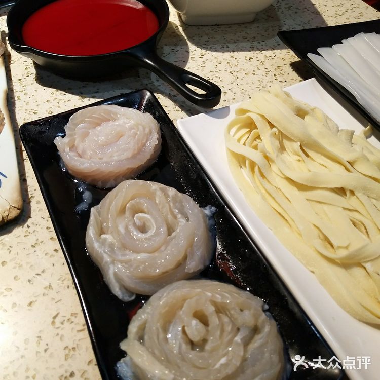 红红火火 热热腾腾 桌子挺老大