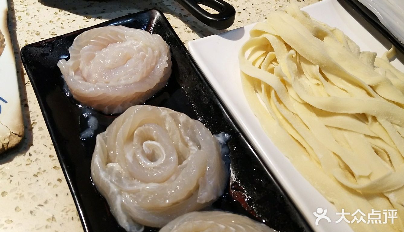 红红火火 热热腾腾 桌子挺老大