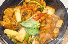 Ancient Stone Pot Three-Cup Chicken