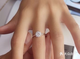 拥有钻戒真的是一件愉悦的心情嘻嘻