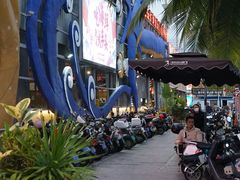 -三亚火车头万人海鲜广场