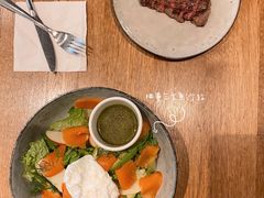烟熏三文鱼色拉配水波蛋-Wagas沃歌斯(太古汇店)