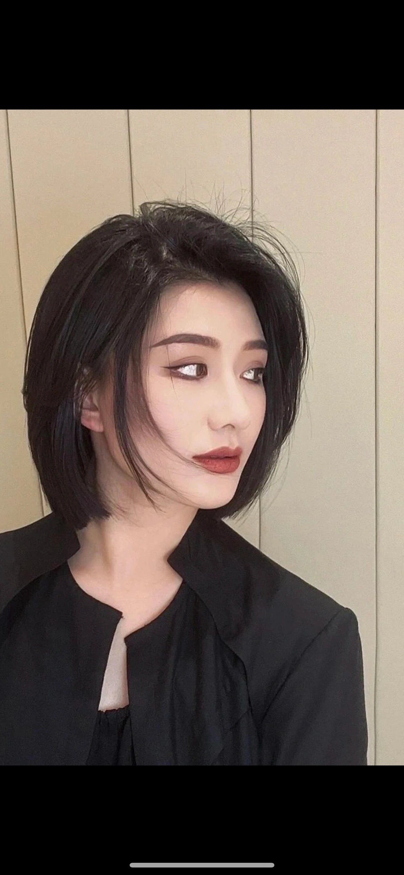 带着一点点烟熏的既视感
～
这种发色比起自然黑色,黑茶色要更