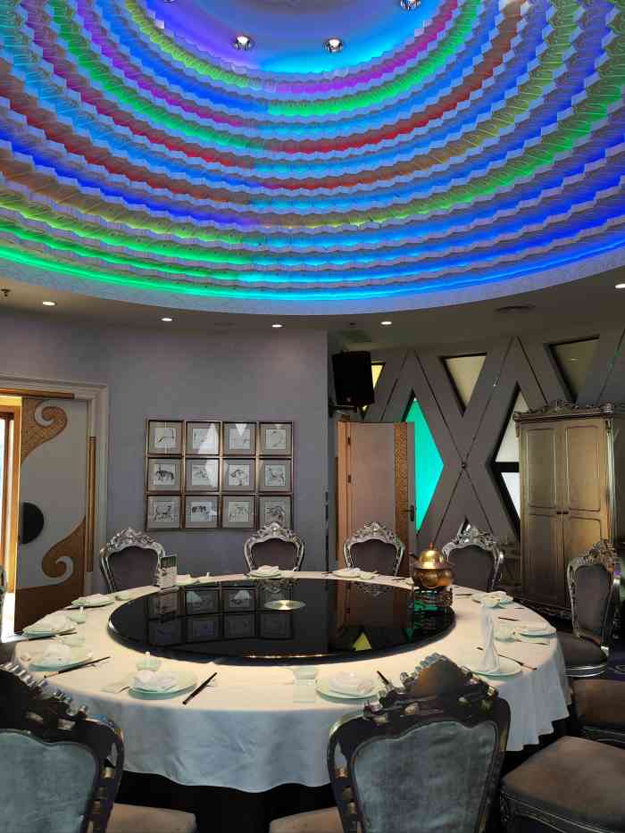巴音浩日娲酒楼(万丰路总店)-"这家酒店真的非常大!生意好爆!