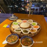 来贵阳第一站就跑到甲秀楼来吃包整丝娃娃