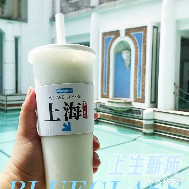 INS下午茶推荐🧜‍♀️在蓝色泳池旁喝小蓝杯酸奶